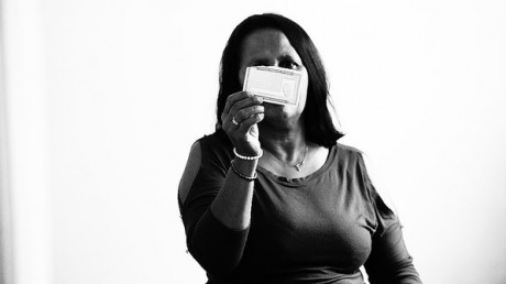 Verônica exibe o título de eleitor com a digital que denuncia o analfabetismo (Foto: Ivan Pacheco)