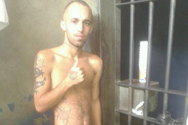 Vitor Medeiros Emerick, preso no presídio Patrícia Acioli, em São Gonçalo (RJ), atualiza seu Facebook de dentro da cela