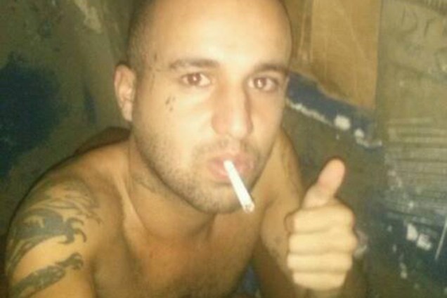 Vitor Medeiros Emerick, preso no presídio Patrícia Acioli, em São Gonçalo (RJ), atualiza seu Facebook de dentro da cela