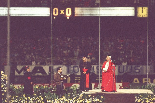 Waldemar Rossi, Dom Paulo Everisto Arns e João Paulo II durante o "Encontro com Operários", no Estádio do Morumbi, na visita do Papa ao Brasil  - 07/03/80