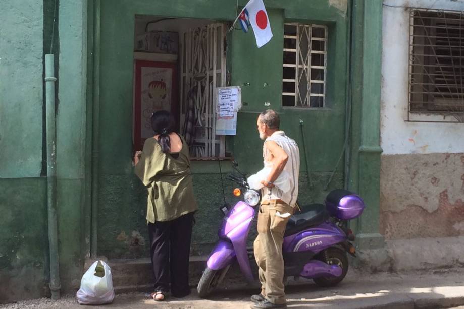 Restaurante Crepe Sayu, na rua Obrapia, em Havana
