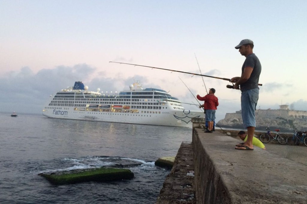 Pescadores cubanos no Malecón, em Havana
