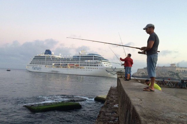 Pescadores no Malecón, em Havana, Cuba