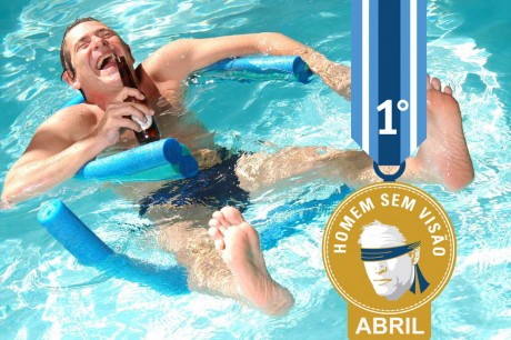 Data da foto: 2004 José de Abreu bebendo uma cerveja na piscina de sua pousada Toca Terê.