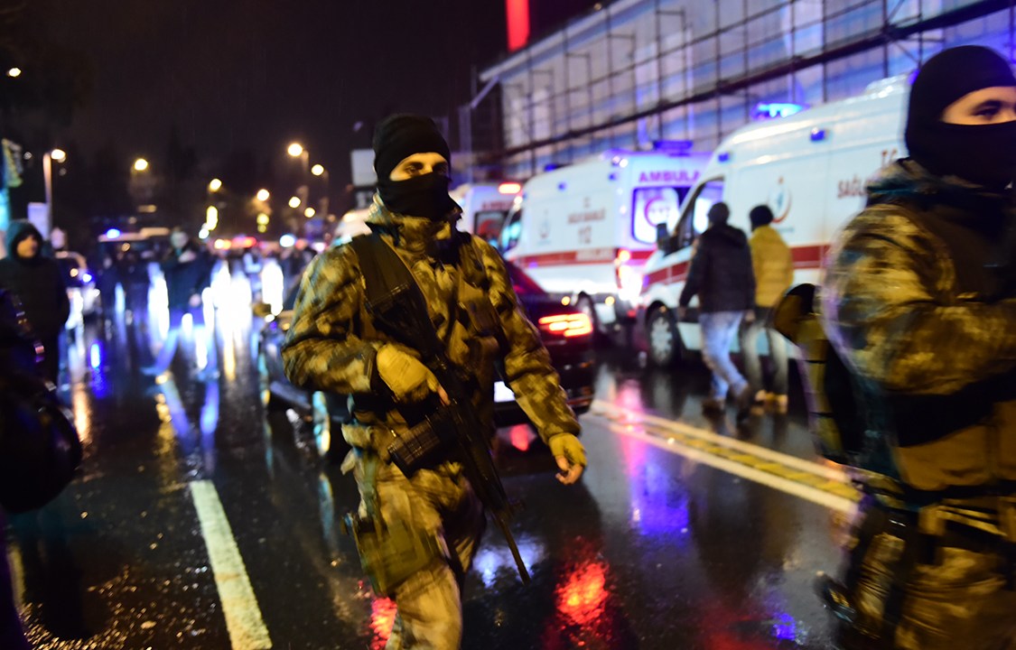 Força especial turca e ambulâncias cercam a boate que foi alvo de ataque terrorista em Istambul, na Turquia