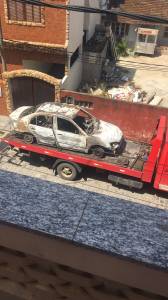 Carro da cantora Loalwa Braz, após ser incendiado pelos três assaltantes