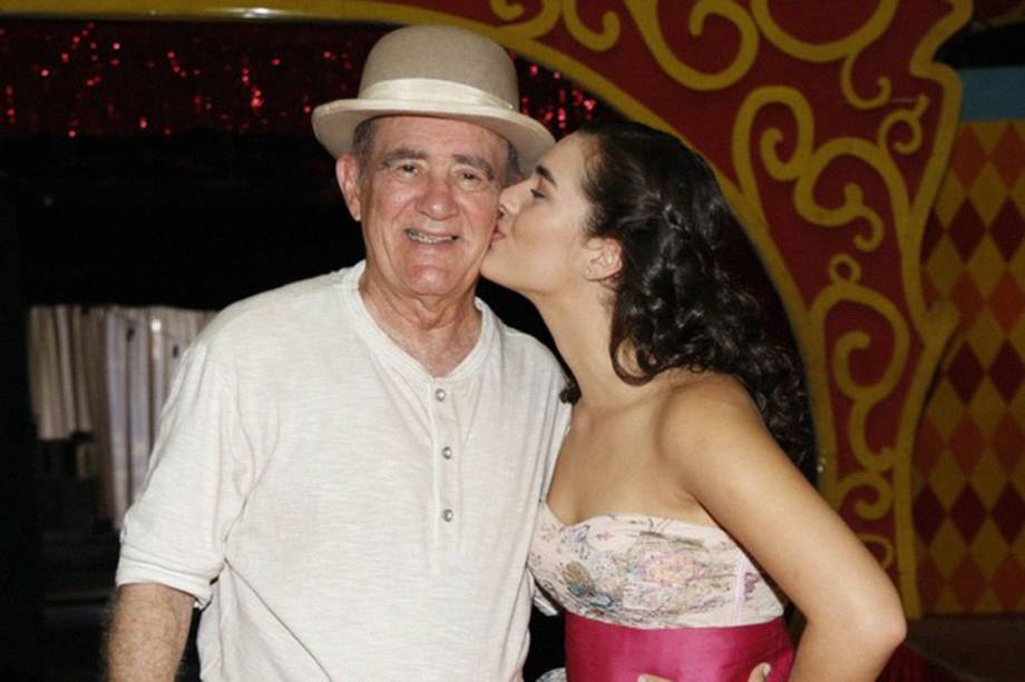 Renato Aragão e sua filha, Lívia, durante gravações do filme Saltimbancos Trapalhões Rumo a Hollywood