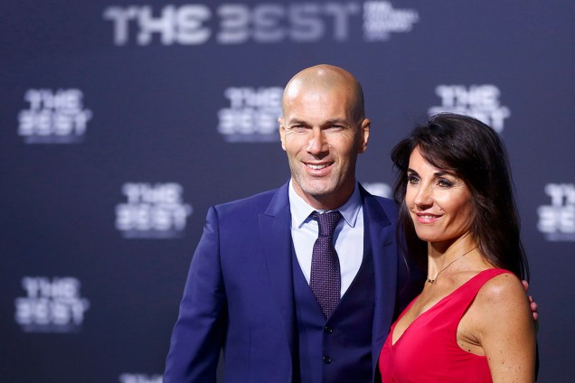 O técnico do Real Madrid, Zinedine Zidane com sua mulher Veronique, chega para o Prêmio de Melhor do Mundo da Fifa, na Suíça