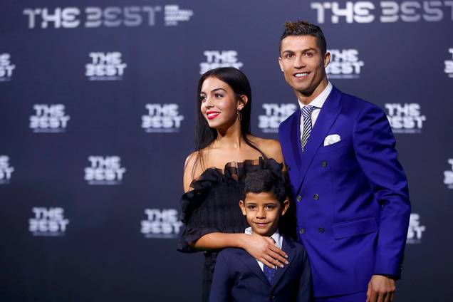 O jogador do Real Madrid, Cristiano Ronaldo com seu filho e sua nova namorada Georgina Rodríguez, chega para o Prêmio de Melhor do Mundo da Fifa, na Suíça