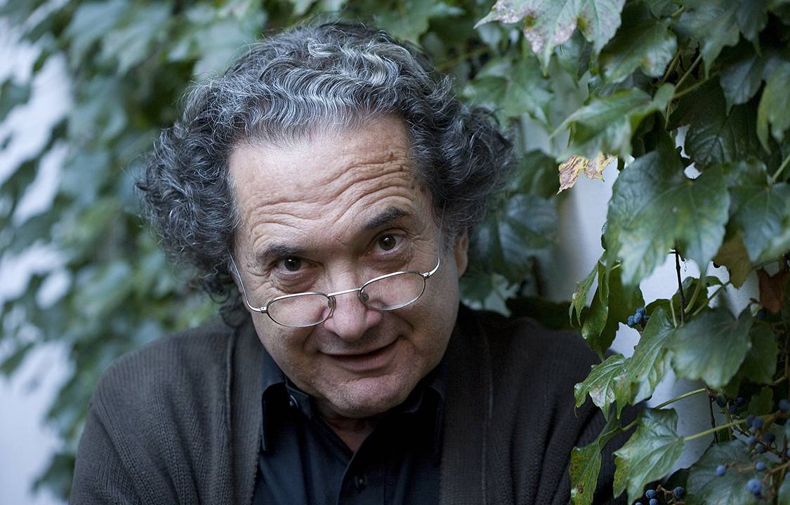 Escritor argentino Ricardo Piglia, em sua casa de Buenos Aires