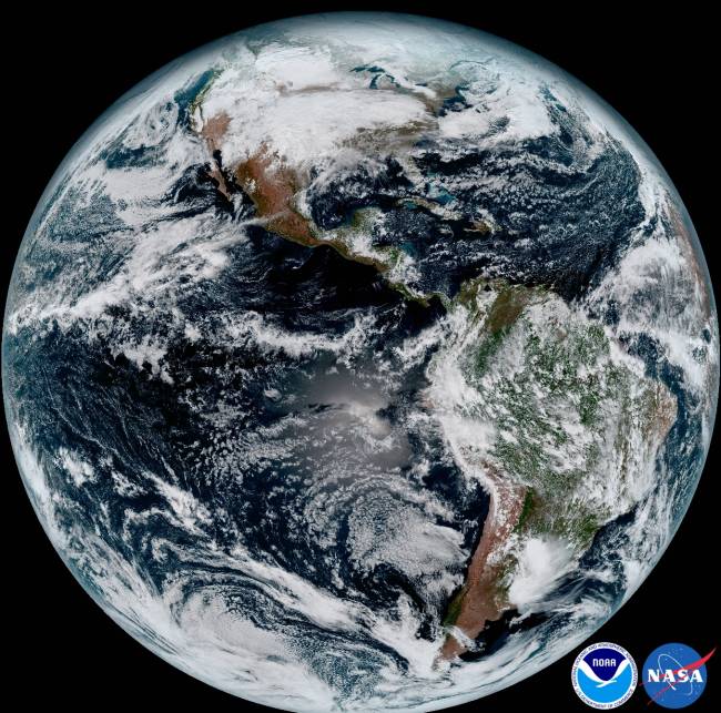 Imagem da Terra em alta resolução, divulgada pela NOAA