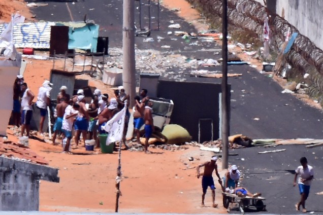 Movimentação no presídio de Alcaçuz, na cidade Nísia Floresta, durante o 6º dia de rebelião na maior penitenciária do RN - 19/01/2017