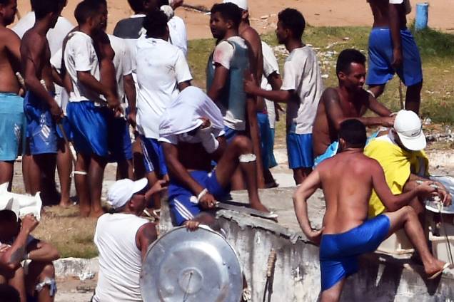 Movimentação no presídio de Alcaçuz, na cidade Nísia Floresta, durante o 6º dia de rebelião na maior penitenciária do RN - 19/01/2017 Movimentação no presídio de Alcaçuz, na cidade Nísia Floresta, durante o 6º dia de rebelião na maior penitenciária do RN - 19/01/2017