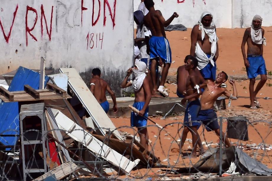 Movimentação no presídio de Alcaçuz, na cidade Nísia Floresta, durante o 6º dia de rebelião na maior penitenciária do RN - 19/01/2017