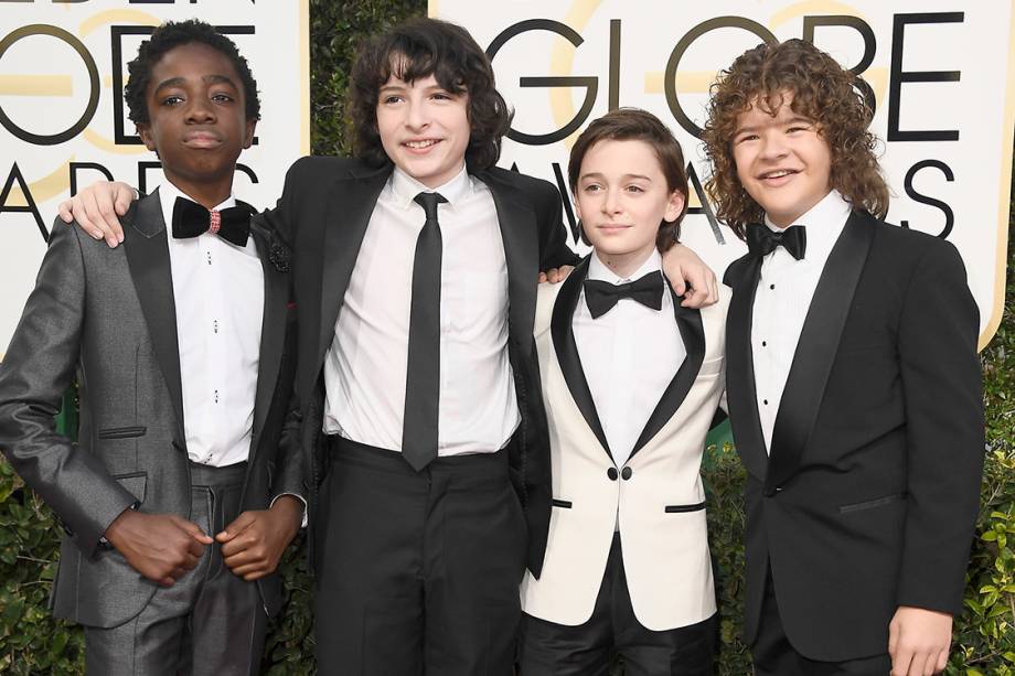 Os atores da série 'Stranger Things', Caleb McLaughlin, Finn Wolfhard, Noah Schnapp e Gaten Matarazzo, durante o Globo de Ouro 2017, em Los Angeles