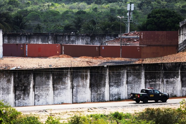 Operação de construção de muro provisório realizado com containers metálicos com o objetivo de dividir as facções criminosas rivais dentro da Penitenciária Estadual de Alcaçuz, em Nísia Floresta (RN), na Região Metropolitana de Natal - 23/01/2017