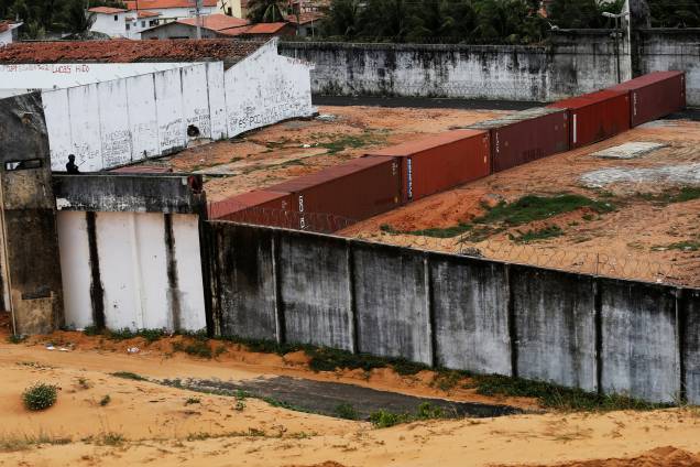 Operação de construção de muro provisório realizado com containers metálicos com o objetivo de dividir as facções criminosas rivais dentro da Penitenciária Estadual de Alcaçuz, em Nísia Floresta (RN), na Região Metropolitana de Natal - 23/01/2017 Operação de construção de muro provisório realizado com containers metálicos com o objetivo de dividir as facções criminosas rivais dentro da Penitenciária Estadual de Alcaçuz, em Nísia Floresta (RN), na Região Metropolitana de Natal - 23/01/2017