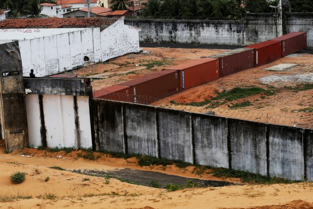 Operação de construção de muro provisório realizado com containers metálicos com o objetivo de dividir as facções criminosas rivais dentro da Penitenciária Estadual de Alcaçuz, em Nísia Floresta (RN), na Região Metropolitana de Natal - 23/01/2017