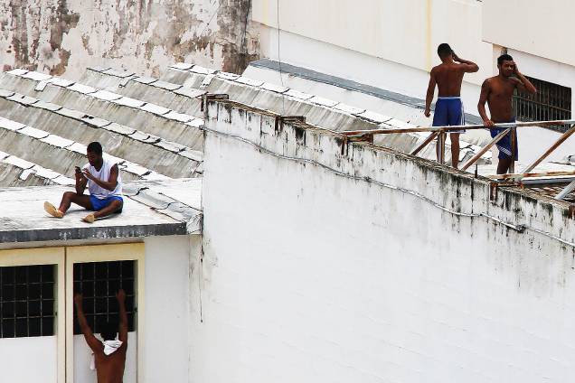 Presos rebelados na Penitenciária Estadual de Alcaçuz falam tranquilamente ao telefone - 23/01/2017 Presos rebelados na Penitenciária Estadual de Alcaçuz falam tranquilamente ao telefone - 23/01/2017