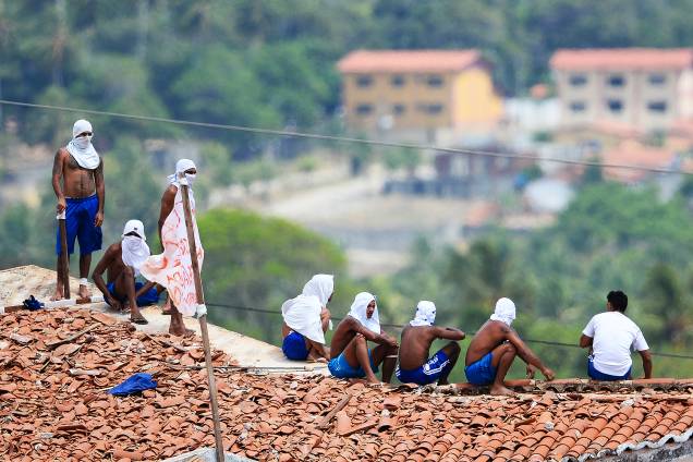 Movimentação no presidio de Alcaçuz, na cidade Nísia Floresta, durante o 5º dia de rebelião na maior penitenciária do RN, nesta quarta-feira (18) Movimentação no presidio de Alcaçuz, na cidade Nísia Floresta, durante o 5º dia de rebelião na maior penitenciária do RN, nesta quarta-feira (18)