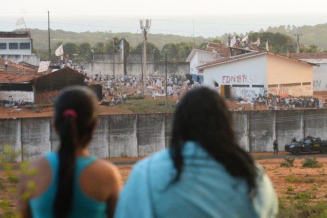 Movimentação no presidio de Alcaçuz, na cidade Nísia Floresta, durante o 5º dia de rebelião na maior penitenciária do RN, nesta quarta-feira (18)