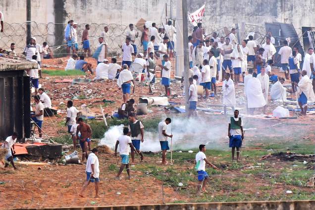 Movimentação no presidio de Alcaçuz, na cidade Nísia Floresta, durante o 5º dia de rebelião na maior penitenciária do RN, nesta quarta-feira (18) Movimentação no presidio de Alcaçuz, na cidade Nísia Floresta, durante o 5º dia de rebelião na maior penitenciária do RN, nesta quarta-feira (18)