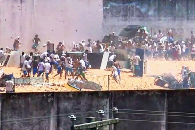 Presos da Penitenciária Estadual de Alcaçuz, em Nísia Floresta (RN), entram em batalha campal no sexto dia de rebelião - 19/01/2017 Presos da Penitenciária Estadual de Alcaçuz, em Nísia Floresta (RN), entram em batalha campal no sexto dia de rebelião - 19/01/2017
