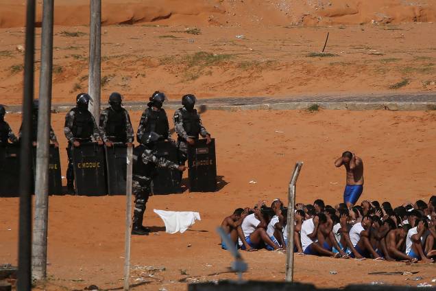 Policiais do Bope, Tropa de Choque e o Grupo de Operações Especiais (GOE) da Secretaria de Justiça (Sejuc) iniciam uma intervenção na Penitenciária Estadual de Alcaçuz, em Nísia Floresta (RN) - 24/01/2017 Policiais do Bope, Tropa de Choque e o Grupo de Operações Especiais (GOE) da Secretaria de Justiça (Sejuc) iniciam uma intervenção na Penitenciária Estadual de Alcaçuz, em Nísia Floresta (RN) - 24/01/2017
