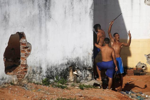 Policiais do Bope, Tropa de Choque e o Grupo de Operações Especiais (GOE) da Secretaria de Justiça (Sejuc) iniciam uma intervenção na Penitenciária Estadual de Alcaçuz, em Nísia Floresta (RN) - 24/01/2017 Policiais do Bope, Tropa de Choque e o Grupo de Operações Especiais (GOE) da Secretaria de Justiça (Sejuc) iniciam uma intervenção na Penitenciária Estadual de Alcaçuz, em Nísia Floresta (RN) - 24/01/2017
