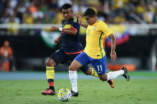 Disputa de bola durante o amistoso entre Brasil e Colômbia, em apoio às vítimas da tragédia do voo da Chapecoense, no Rio