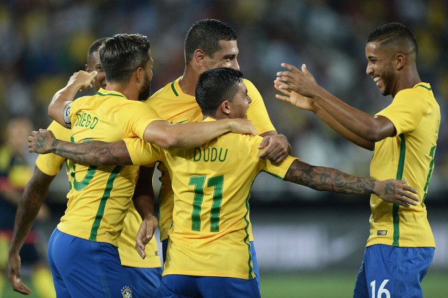Jogadores do Brasil comemoram gol sobre a Colômbia, durante  amistoso beneficente em apoio às vítimas da tragédia do voo da Chapecoense, no Rio
