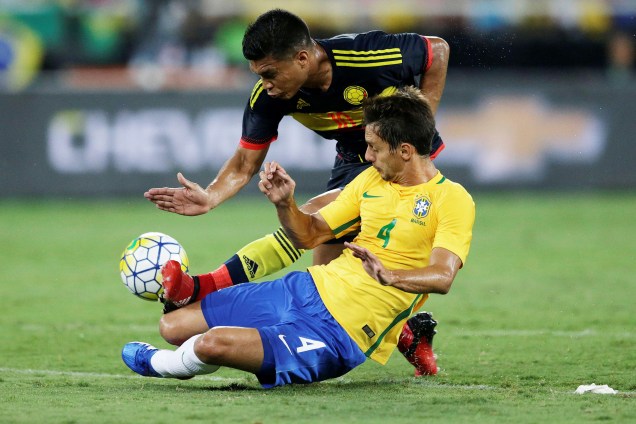 Disputa de bola durante o amistoso entre Brasil e Colômbia, em apoio às vítimas da tragédia do voo da Chapecoense, no Rio