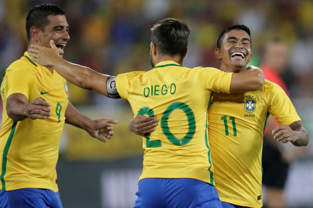 Jogadores do Brasil comemoram gol sobre a Colômbia, durante  amistoso beneficente em apoio às vítimas da tragédia do voo da Chapecoense, no Rio