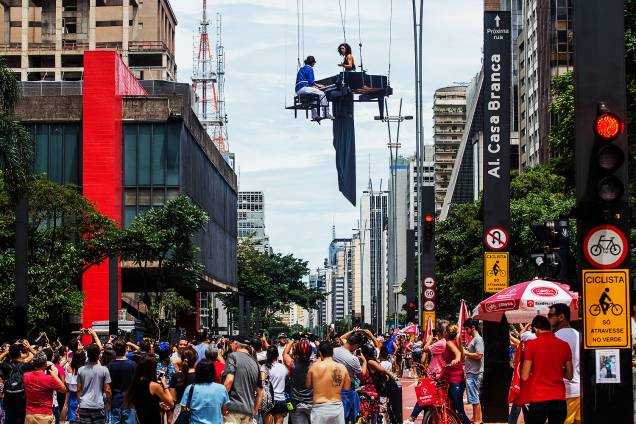 O pianista Lucas e cantora Ieda Cruz fazem apresentação em guindaste suspenso na avenida Paulista (SP), em comemoração aos 463 anos da cidade - 25/01/2017 O pianista Lucas e cantora Ieda Cruz fazem apresentação em guindaste suspenso na avenida Paulista (SP), em comemoração aos 463 anos da cidade - 25/01/2017