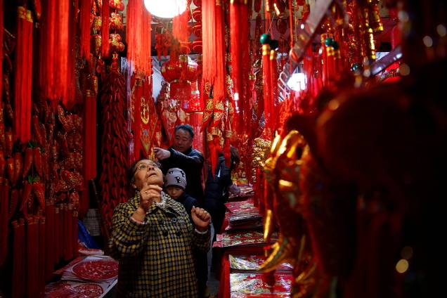 Pessoas compram decorações tradicionais para comemorar ano novo chinês, na China Pessoas compram decorações tradicionais para comemorar ano novo chinês, na China