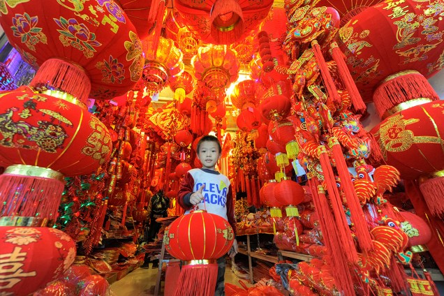 Menino segura uma lanterna durante as festividades do ano novo chinês, na China