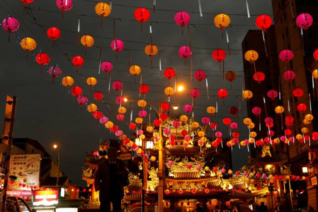 Rua é decorada com lanternas durante as festividades do ano novo chinês, na China Rua é decorada com lanternas durante as festividades do ano novo chinês, na China