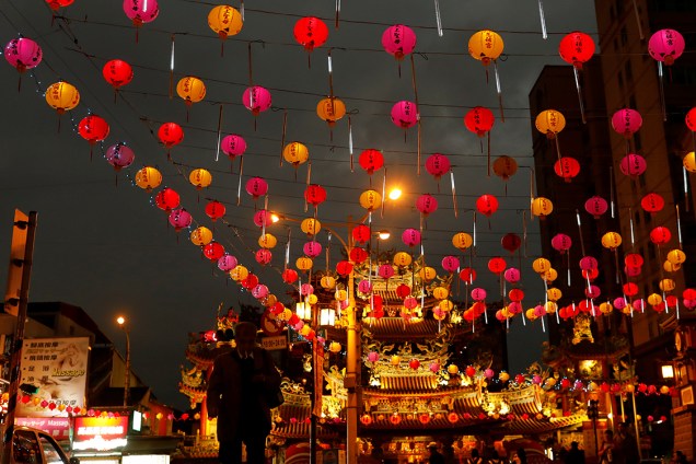 Rua é decorada com lanternas durante as festividades do ano novo chinês, na China