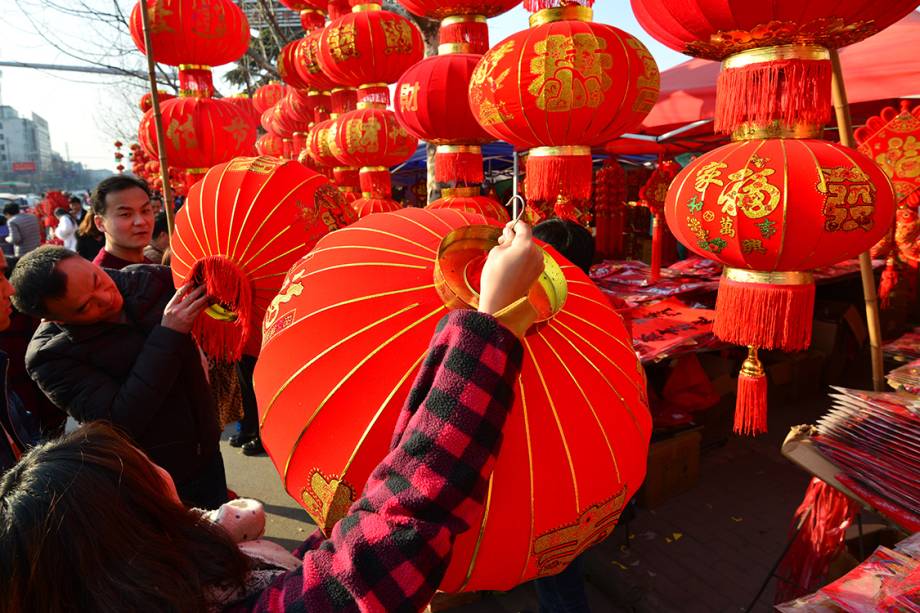 Pessoas compram decorações tradicionais para comemorar ano novo chinês, na China