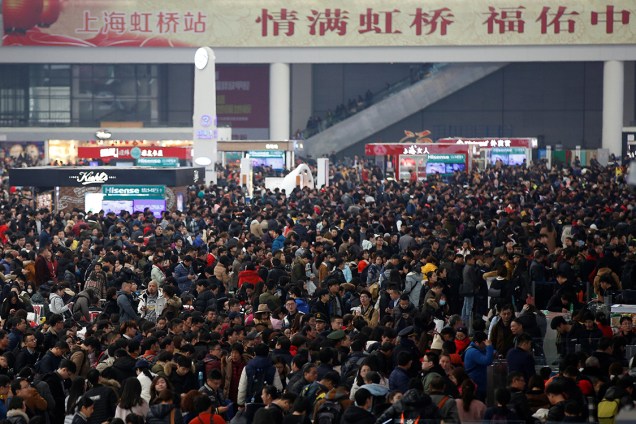 Milhares de passageiros aguardam para embarcarem em trens na estação Shanghai Hongqiao, durante as festividades do ano novo chinês, na China