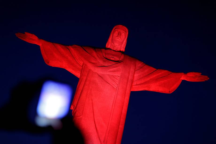 Monumento do Cristo Redentor com iluminação vermelha em comemoração do Ano Novo Chinês - 28/01/2017