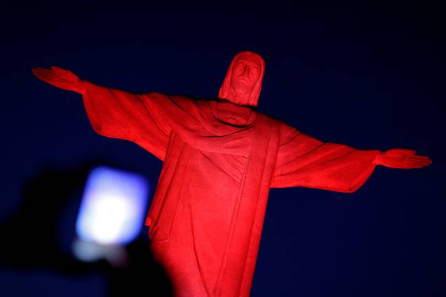 Monumento do Cristo Redentor com iluminação vermelha em comemoração do Ano Novo Chinês - 28/01/2017 Monumento do Cristo Redentor com iluminação vermelha em comemoração do Ano Novo Chinês - 28/01/2017