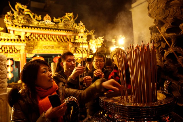 Pessoas acendem incensos em um templo durante as comemorações do ano novo chinês, em Yokohama, Japão