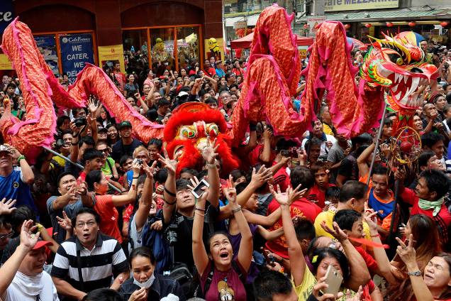 Pessoas tentam pegar os envelopes vermelhos que contêm o dinheiro na frente de um estabelecimento de negócio em comemoração do ano novo chinês em Manila, Filipinas - 28/01/2017 Pessoas tentam pegar os envelopes vermelhos que contêm o dinheiro na frente de um estabelecimento de negócio em comemoração do ano novo chinês em Manila, Filipinas - 28/01/2017