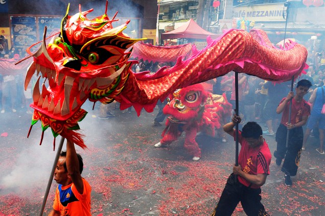 Dança do dragão é encenada durante as comemoração do ano novo chinês, em Chinatown de Manila, Filipinas - 28/01/2017
