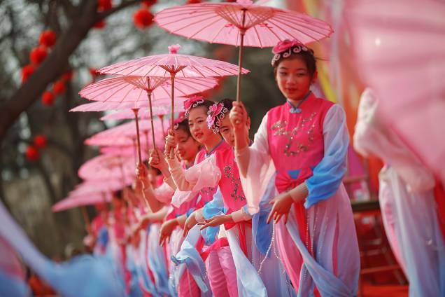 Artistas em trajes tradicionais dançam no palco do parque Longtan, em comemoração ao Ano Novo Lunar Chinês, que acolhe o Ano do Galo, é celebrado em Pequim - 29/01/2017 Artistas em trajes tradicionais dançam no palco do parque Longtan, em comemoração ao Ano Novo Lunar Chinês, que acolhe o Ano do Galo, é celebrado em Pequim - 29/01/2017