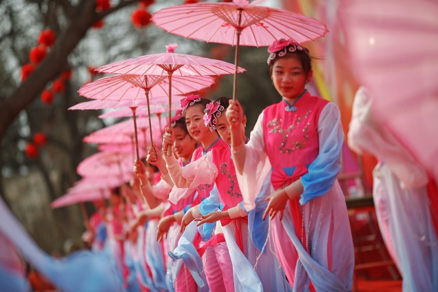 Artistas em trajes tradicionais dançam no palco do parque Longtan, em comemoração ao Ano Novo Lunar Chinês, que acolhe o Ano do Galo, é celebrado em Pequim - 29/01/2017