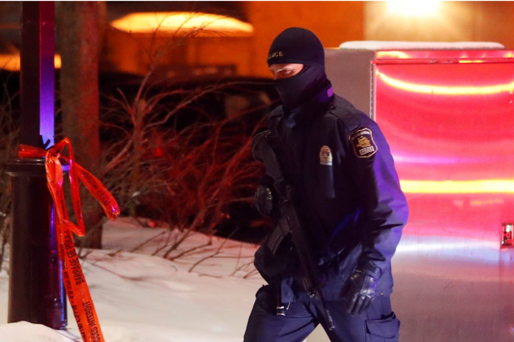 Policial em frente à mesquita atacada, no Canadá