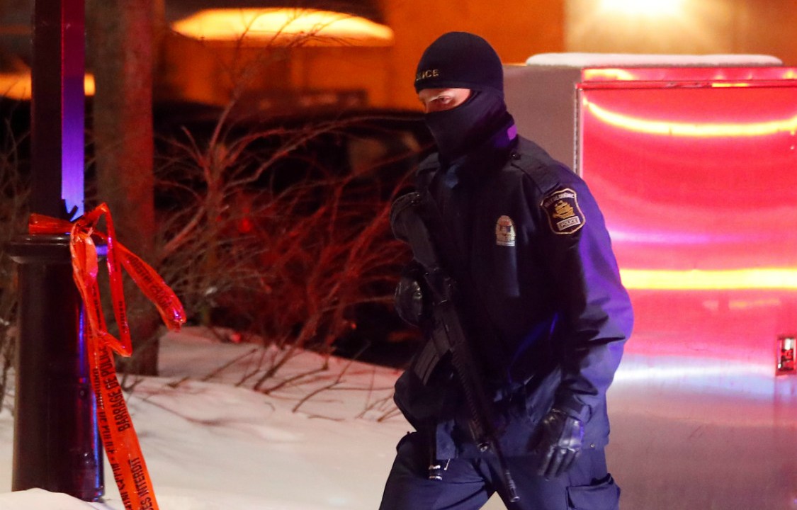 Policial em frente à mesquita atacada, no Canadá