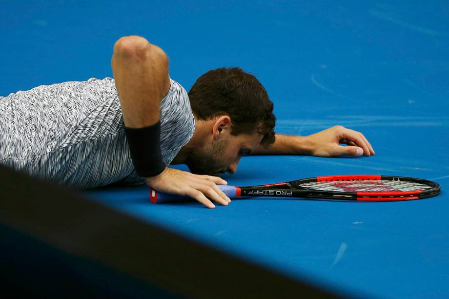 Grigor Dimitrov, da Bulgária, cai na quadra durante partida contra Denis Istomin, do Uzbequistão